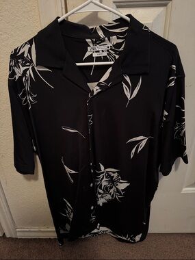 Zara Black Short-Sleeve Button-Down Shirt with White Floral Print Size L